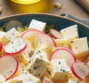 Handkäs Salat mit Apfel und Radieschen