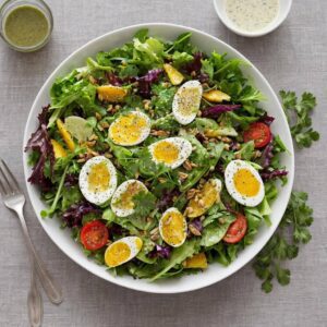 Knackiger Salat mit Ei, Avocado und Walnüssen in Zitronen-Vinaigrette