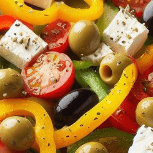 Bunter Salat mit Paprika Oliven und Schafskäse